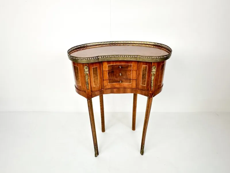 Pamono Vintage Kidney-Shaped Side Table with Brass Details> Nightstands