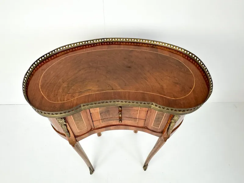 Pamono Vintage Kidney-Shaped Side Table with Brass Details> Nightstands
