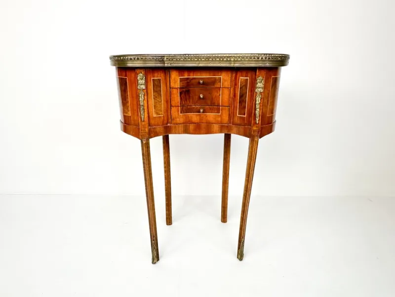 Pamono Vintage Kidney-Shaped Side Table with Brass Details> Nightstands