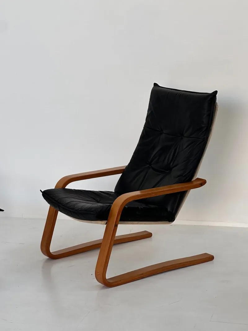 Sale Pamono Vintage Leather Armchairs and Pouf, 1970s, Set of 3
