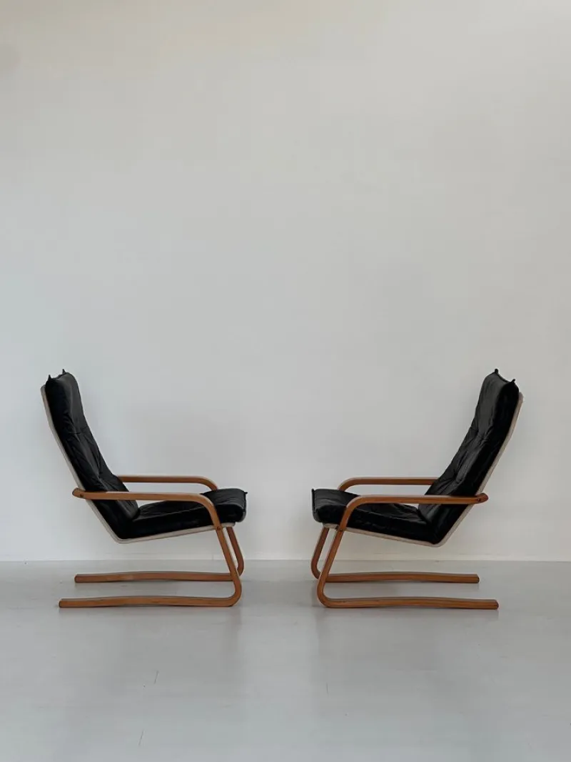 Sale Pamono Vintage Leather Armchairs and Pouf, 1970s, Set of 3