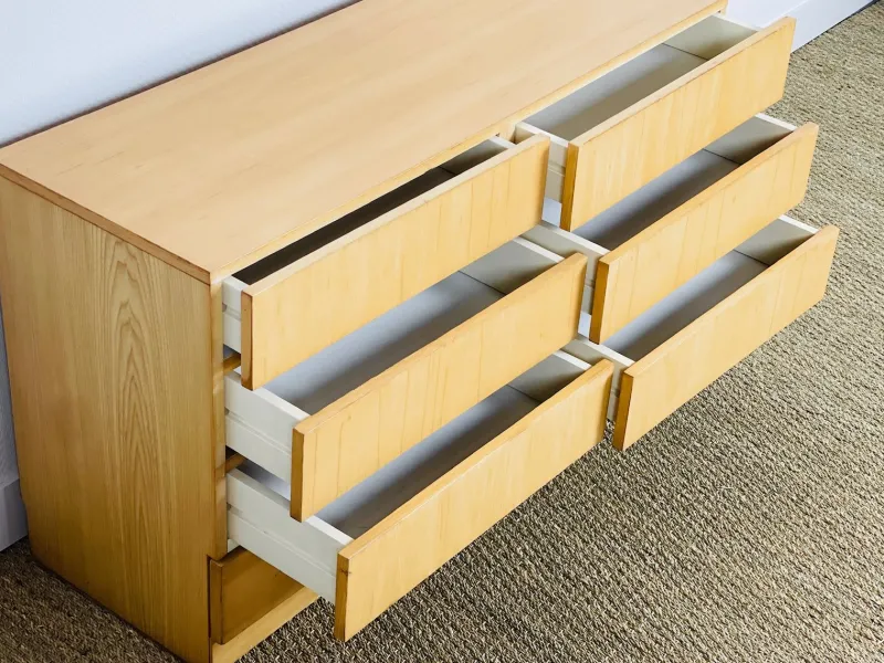 Pamono Vintage Minimalist Maple Chest of Drawers, 1960s
