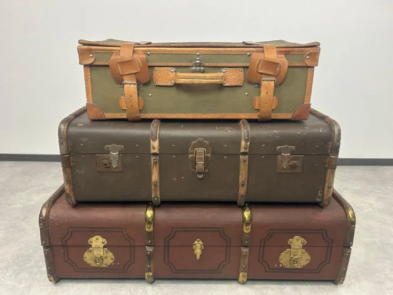 Pamono Vintage Naval Suitcase in Leather, 1930s> Trunks Crates & Baskets