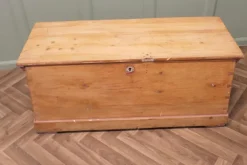 Pamono Vintage Pine Carriage Trunk><noscript><img width=