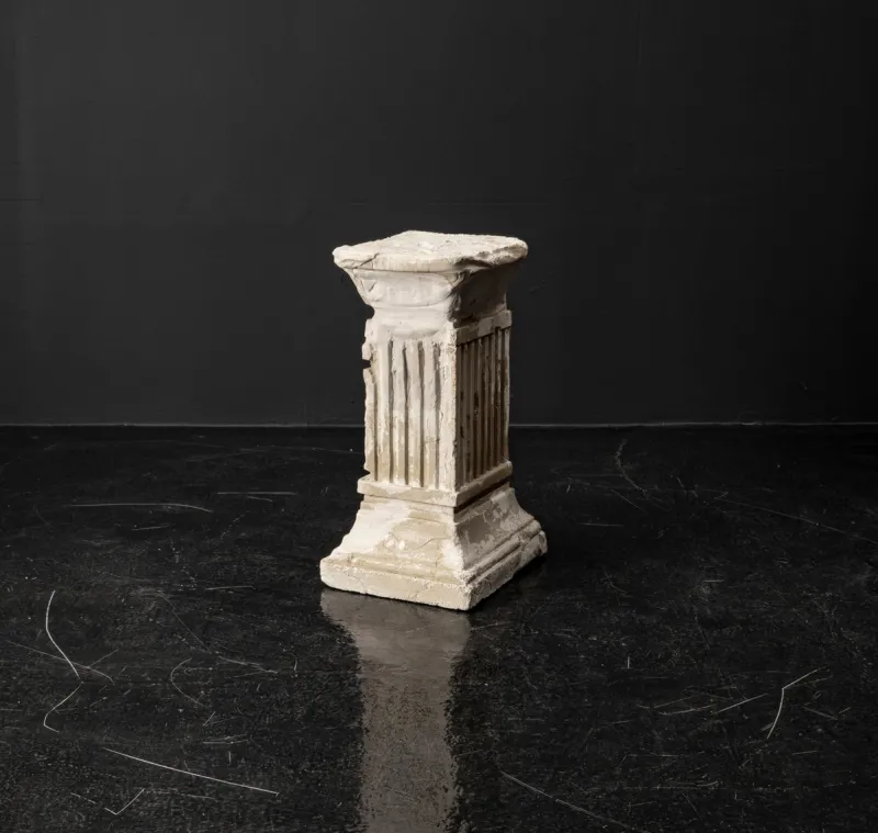 Pamono Vintage Plaster Pedestal with Flutes and Frieze, 1980s> Pedestals And Columns