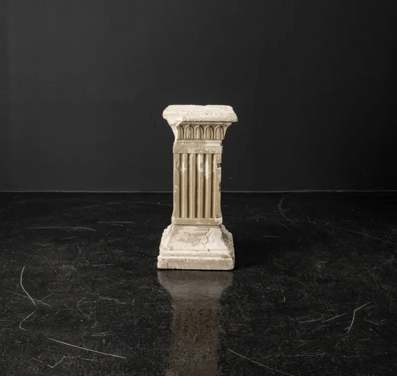 Pamono Vintage Plaster Pedestal with Flutes and Frieze, 1980s> Pedestals And Columns