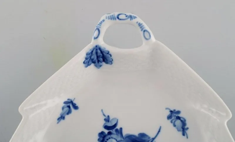 Online Pamono Vintage Porcelain Blue Flower Braided Leaf Shaped Dish Model Number 10/8002 from Royal Copenhagen