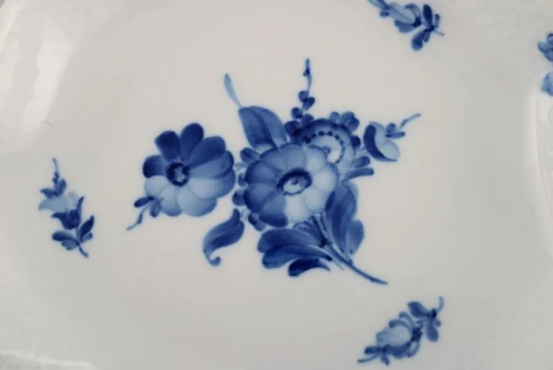 Online Pamono Vintage Porcelain Blue Flower Braided Leaf Shaped Dish Model Number 10/8002 from Royal Copenhagen