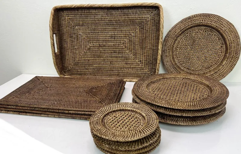 Pamono Vintage Rattan Plates, Serving Tray and Placemats, 1970s, Set of 13> Dinnerware Accessories