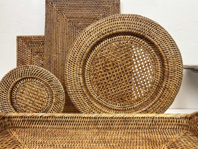 Pamono Vintage Rattan Plates, Serving Tray and Placemats, 1970s, Set of 13> Dinnerware Accessories