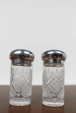 Pamono Vintage Salt and Pepper Cruet Set in Cut Crystal Glass and Silver Plated, 1960s, Set of 2><noscript><img width=