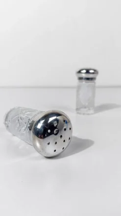 Pamono Vintage Salt and Pepper Cruet Set in Cut Crystal Glass and Silver Plated, 1960s, Set of 2><noscript><img width=