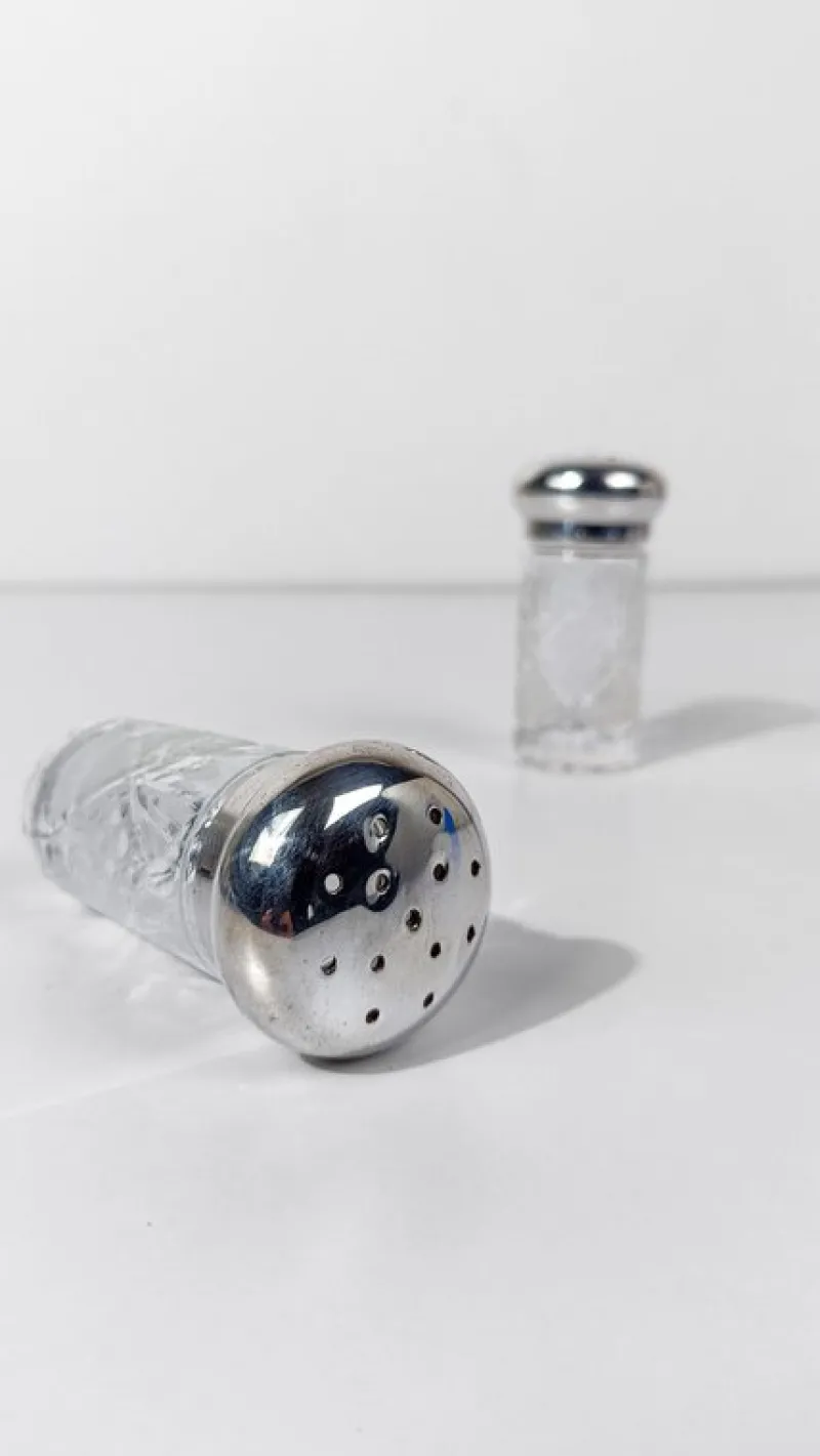 Pamono Vintage Salt and Pepper Cruet Set in Cut Crystal Glass and Silver Plated, 1960s, Set of 2> Salt & Pepper Shakers