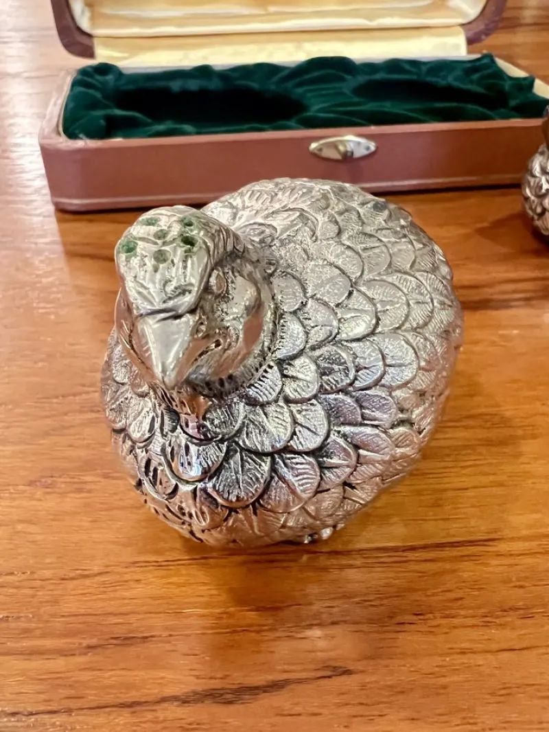 Pamono Vintage Salt and Pepper Shakers in the Shape of Quails by Gucci for Gucci, 1970s, Set of 3> Salt & Pepper Shakers