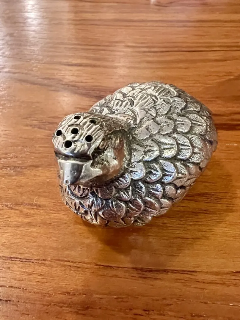 Pamono Vintage Salt and Pepper Shakers in the Shape of Quails by Gucci for Gucci, 1970s, Set of 3> Salt & Pepper Shakers