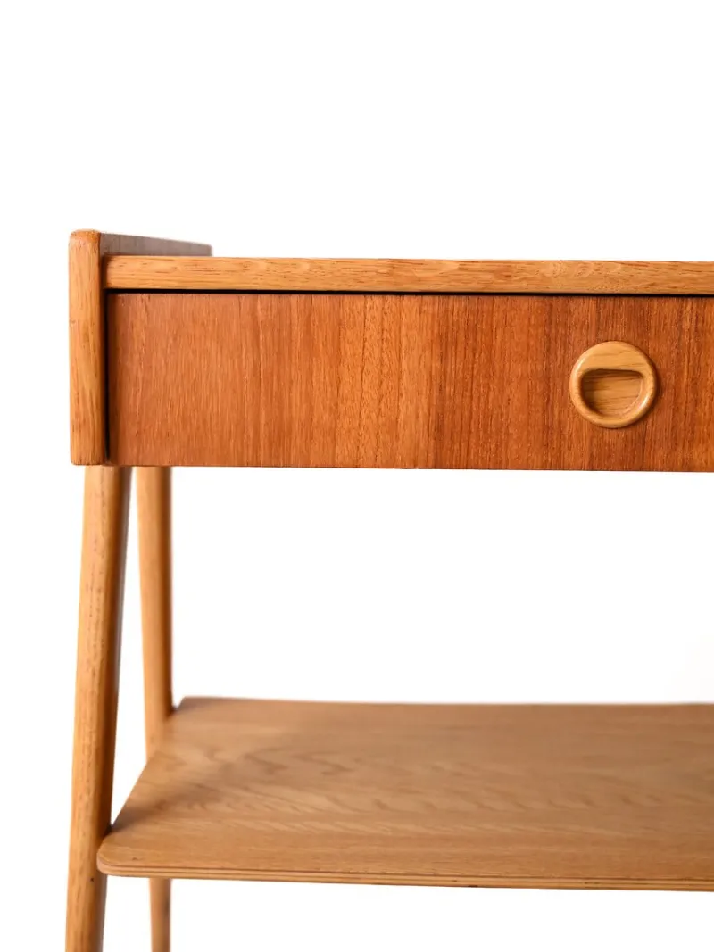 Pamono Vintage Scandinavian Nightstand with Shelf and Slanted Legs, 1950s> Nightstands
