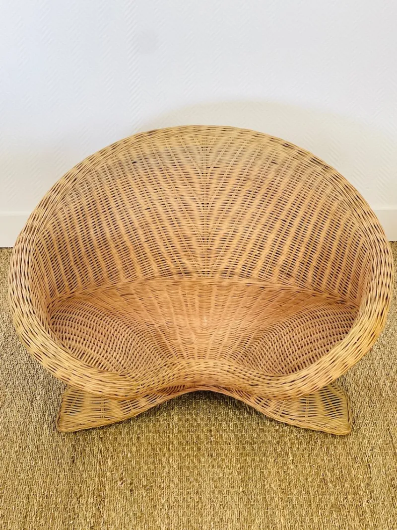 Pamono Vintage Sculptural Lotus Meditation Chair and Half-Moon Table in Rattan, 1970s, Set of 2> Living Room Sets