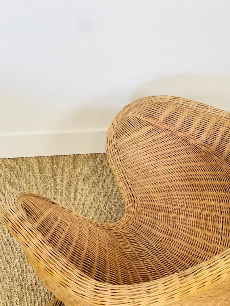 Pamono Vintage Sculptural Lotus Meditation Chair and Half-Moon Table in Rattan, 1970s, Set of 2> Living Room Sets