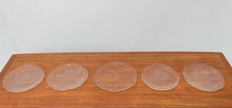 Pamono Vintage Swedish Glass Floral Plates & Crab Plate by Ann Wärff for Kosta Boda, Set of 7> Dinner Plates & Bowls