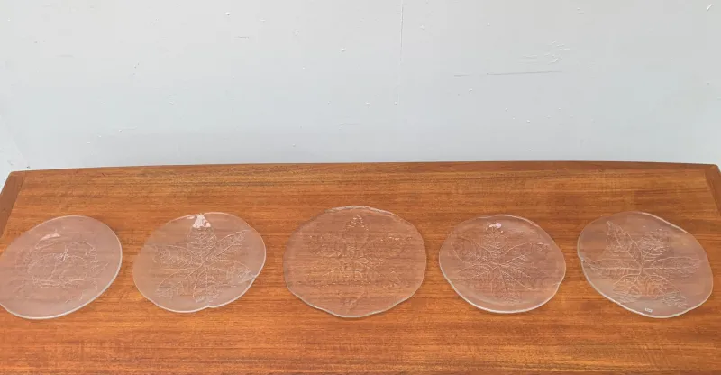 Pamono Vintage Swedish Glass Floral Plates & Crab Plate by Ann Wärff for Kosta Boda, Set of 7> Dinner Plates & Bowls