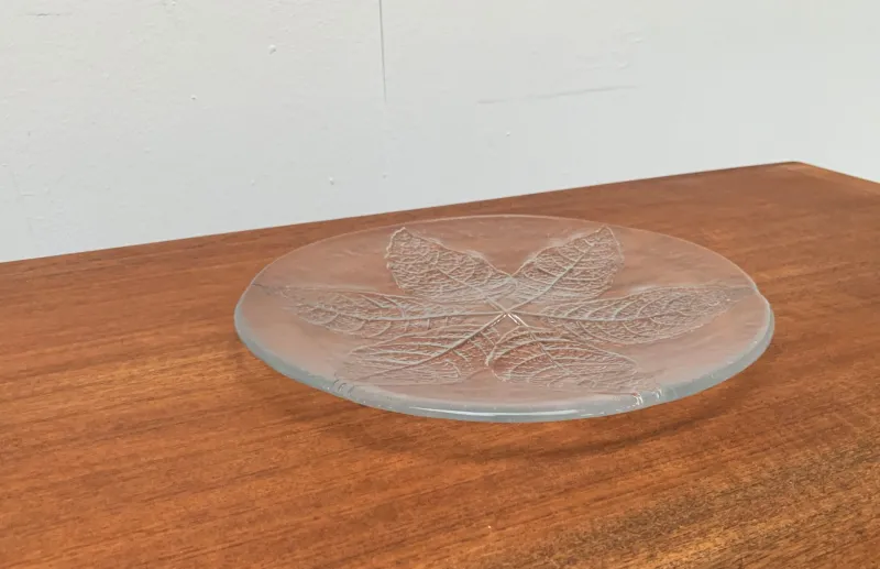 Pamono Vintage Swedish Glass Floral Plates & Crab Plate by Ann Wärff for Kosta Boda, Set of 7> Dinner Plates & Bowls