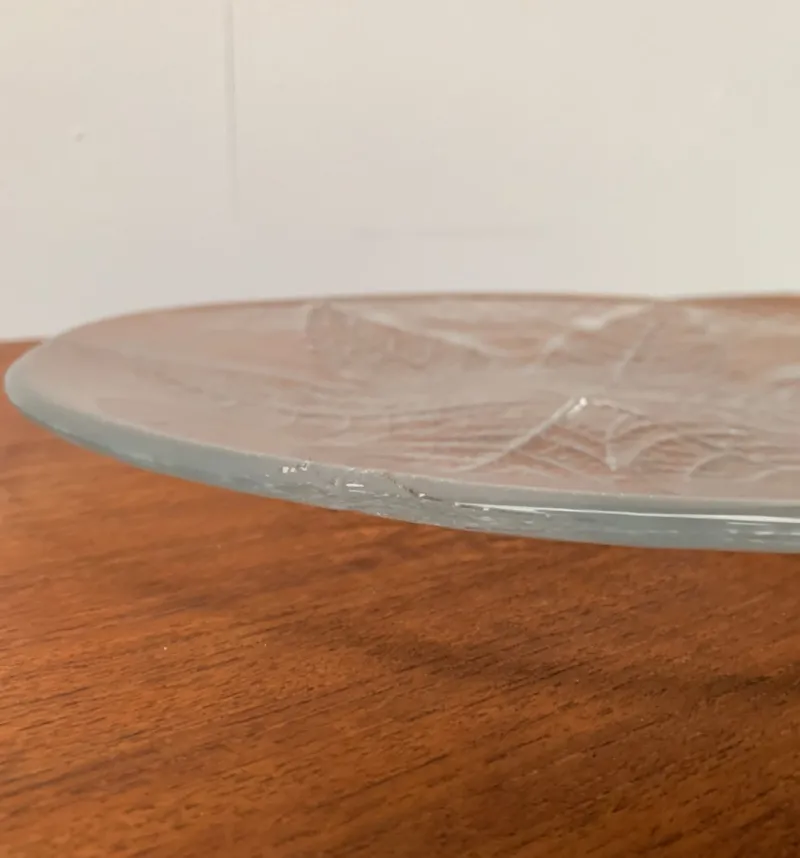 Pamono Vintage Swedish Glass Floral Plates & Crab Plate by Ann Wärff for Kosta Boda, Set of 7> Dinner Plates & Bowls