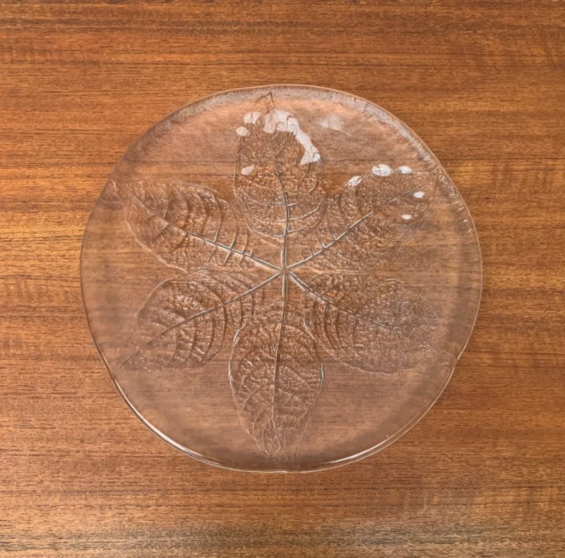 Pamono Vintage Swedish Glass Floral Plates & Crab Plate by Ann Wärff for Kosta Boda, Set of 7> Dinner Plates & Bowls