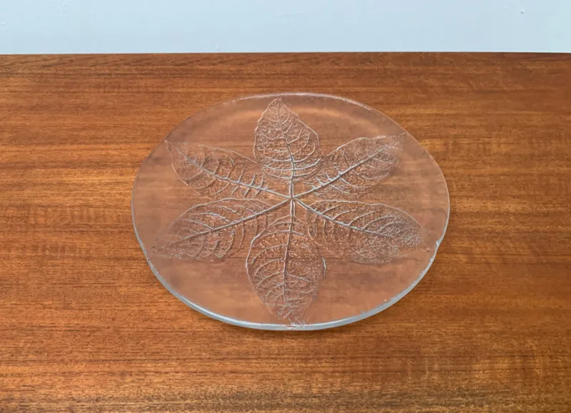 Pamono Vintage Swedish Glass Floral Plates & Crab Plate by Ann Wärff for Kosta Boda, Set of 7> Dinner Plates & Bowls