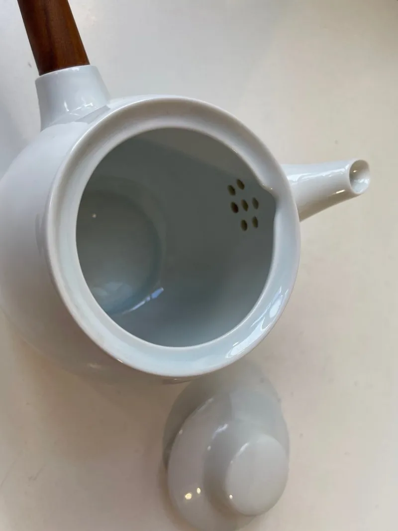 Pamono Vintage White Porcelain and Teak Teapot and Cup by Henning Koppel for Bing & Grondahl, 1960s, Set of 2> Coffee & Tea Service