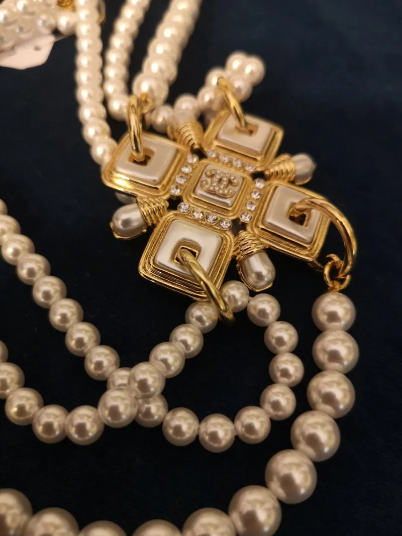 Discount Pamono White and Gold Chanel Necklace Pendant by Chanel