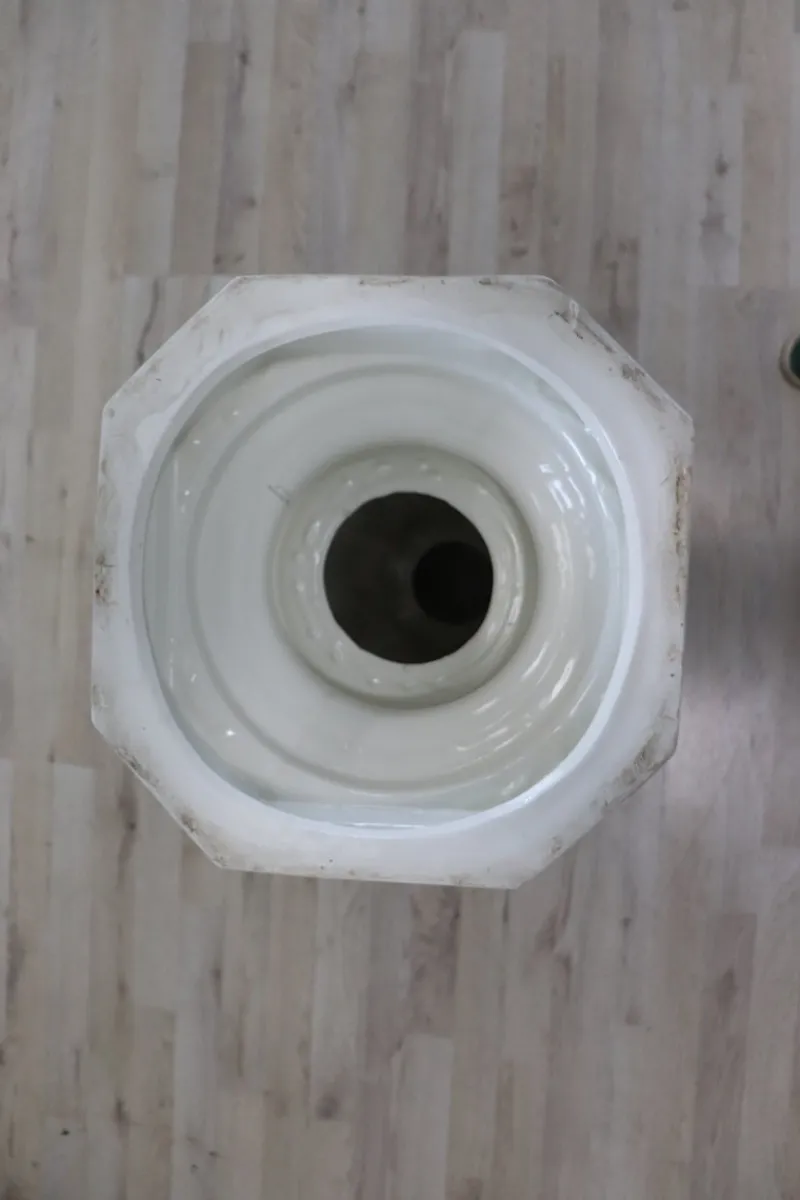 Pamono White Ceramic Column by Bassano> Pedestals And Columns