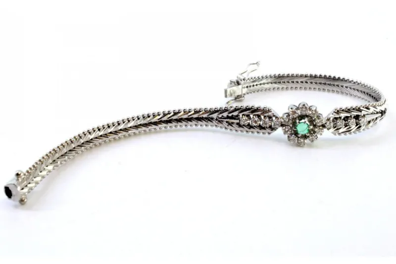 Best Pamono White Gold Bracelet with Herringbone-Shaped Links, Central Rosette with Emerald and Brilliant-Cut Diamonds