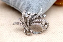 Pamono White Gold Brooch with Brilliant-Cut Diamonds and Applied Flakes> Brooches