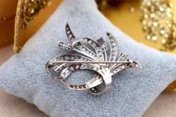 Pamono White Gold Brooch with Brilliant-Cut Diamonds and Applied Flakes><noscript><img width=