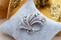 Pamono White Gold Brooch with Brilliant-Cut Diamonds and Applied Flakes><noscript><img width=