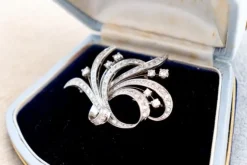 Pamono White Gold Brooch with Brilliant-Cut Diamonds and Applied Flakes><noscript><img width=