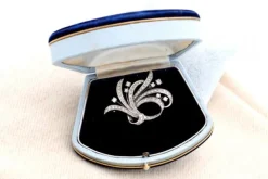 Pamono White Gold Brooch with Brilliant-Cut Diamonds and Applied Flakes><noscript><img width=