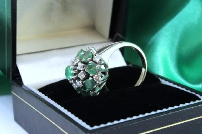 Pamono White Gold Ring with Brilliant-Cut Diamonds and Calibrated Emeralds> Rings