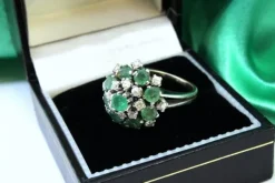 Pamono White Gold Ring with Brilliant-Cut Diamonds and Calibrated Emeralds><noscript><img width=