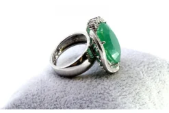 Pamono White Gold Ring with Oval Brilliant-Cut Diamonds and Emerald><noscript><img width=