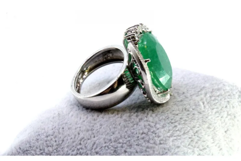 Pamono White Gold Ring with Oval Brilliant-Cut Diamonds and Emerald> Rings
