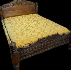 Pamono Wooden Bed with Scorpioni Family Coat of Arms, 17th Century> Beds & Bedroom Sets