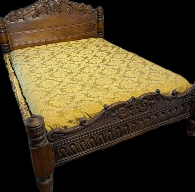 Pamono Wooden Bed with Scorpioni Family Coat of Arms, 17th Century> Beds & Bedroom Sets