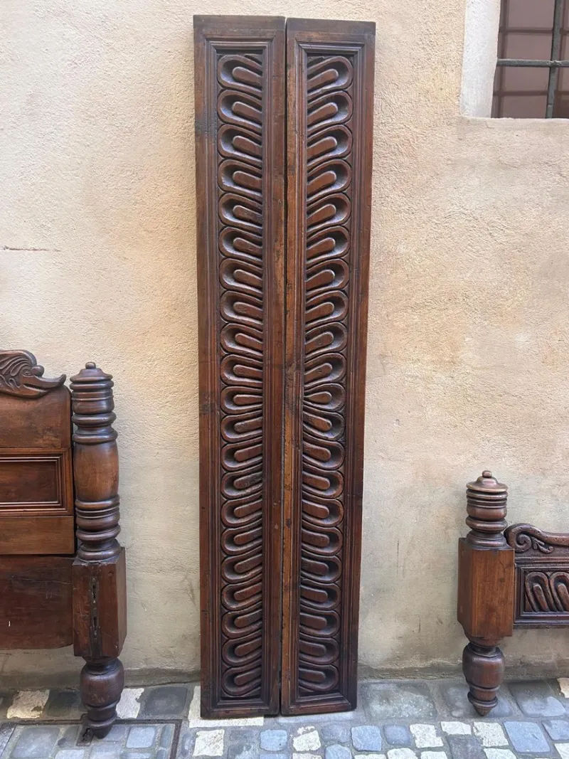 Pamono Wooden Bed with Scorpioni Family Coat of Arms, 17th Century> Beds & Bedroom Sets