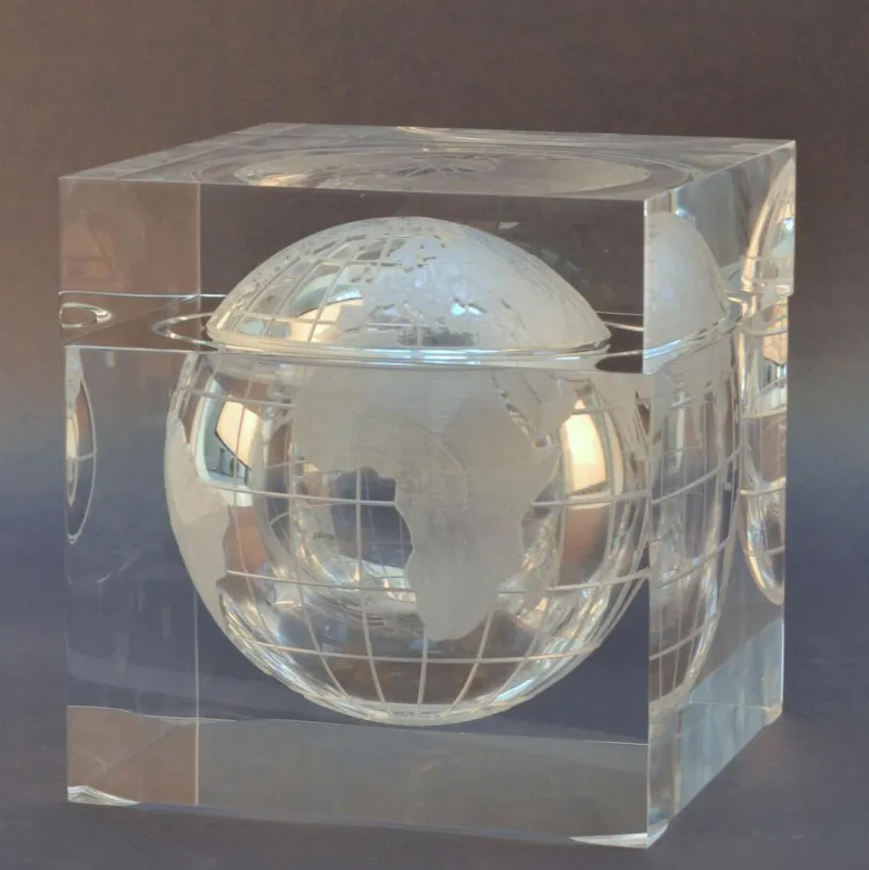 Pamono World Globe Acrylic Cube Ice Bucket by Alessandro Albrizzi, 1960s> Ice Buckets & Wine Coolers