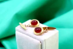 Pamono Yellow Gold Cufflinks with Garnet-Colored Oval Cabochons, Set of 2><noscript><img width=