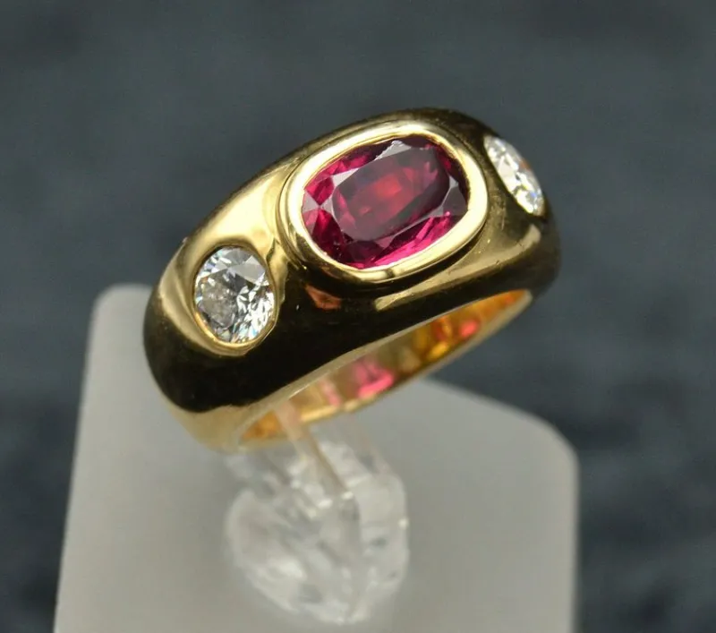 Discount Pamono Yellow Gold Ring with Diamonds and Ruby, 2000s